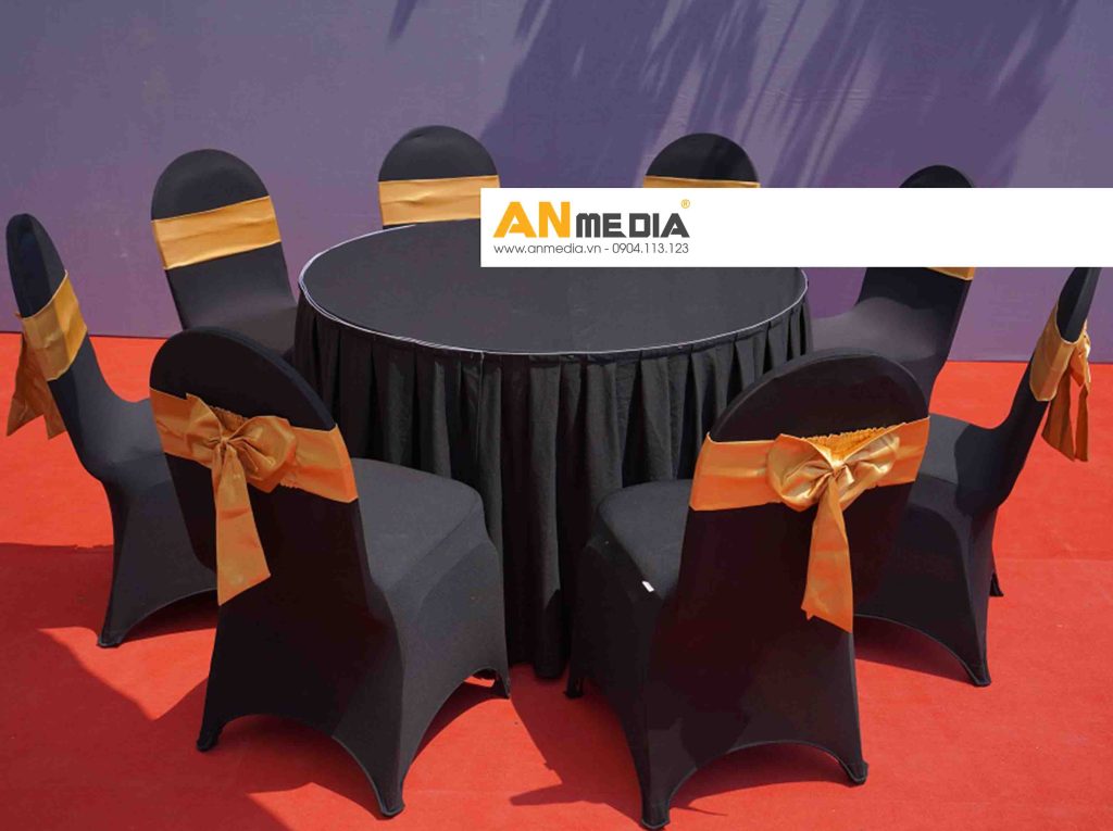 AN Media cho thuê bàn tròn sự kiện cho từ 4 đến 10 người kèm ghế banquet khăn đen nơ vàng đồng giá rẻ tại Hà Nội