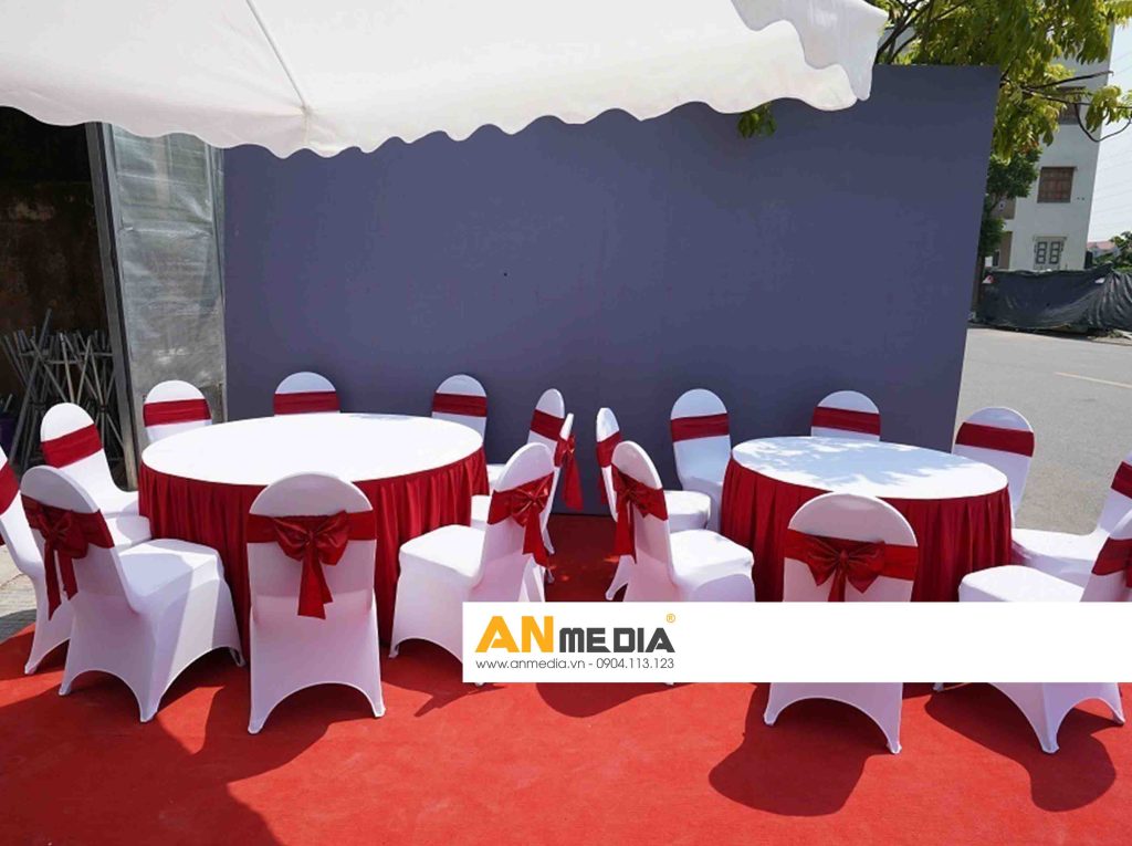 AN Media cho thuê bàn tròn sự kiện kèm ghế banquet khăn trắng nơ đỏ giá rẻ tại Hà Nội