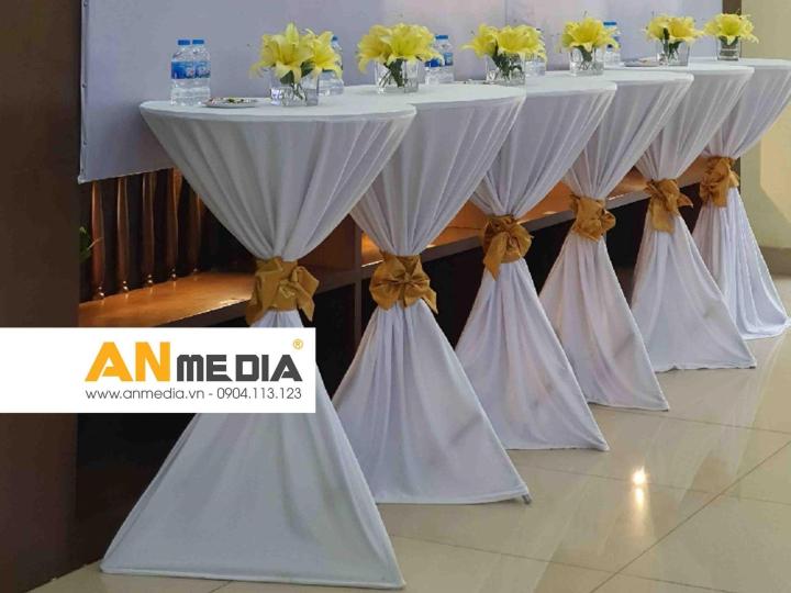 Mẫu bàn ghế cocktail phối màu trắng - vàng của Công ty Truyền thông và Tổ chức sự kiện AN Media