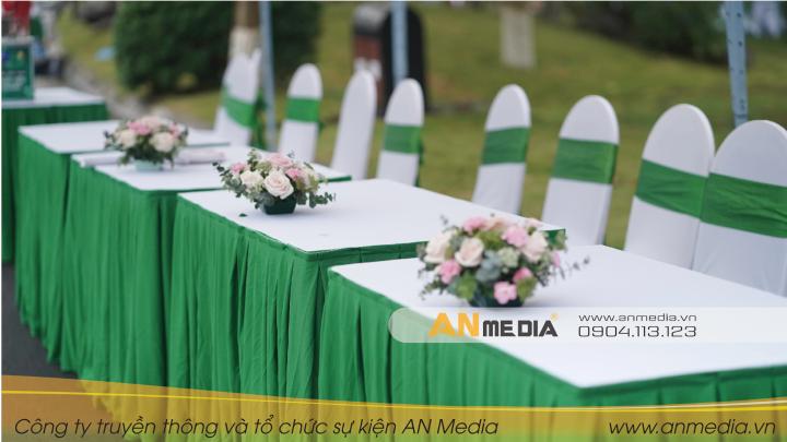 AN Media cho thuê bàn ghế sự kiện đẹp, tone trắng - xanh lá