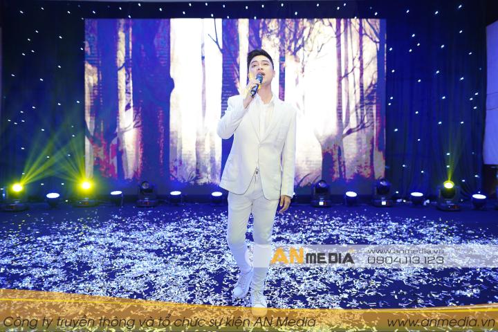 Ca sĩ trẻ Quang Vinh biểu diễn tại sự kiện hội nghị của ABBank