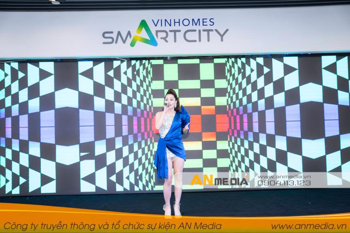 Ca sĩ hát nhạc trẻ khuấy động không khí tại Lễ mở bán Vinhomes Smart City