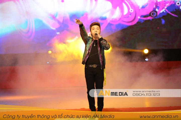 Ca sĩ Minh Vương biểu diễn tại sự kiện giúp không khí sôi động