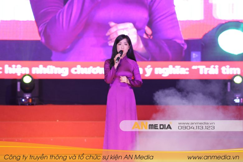 Ca sĩ Mai Lan thể hiện dòng nhạc trữ tình tại chương trình thiện nguyện Nơi ấm áp trái tim