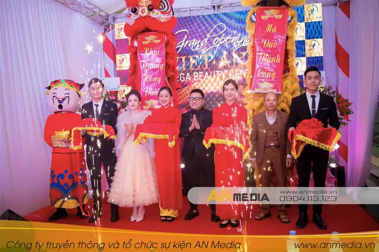 Thẩm mỹ viện Viet Anh thuê múa lân khai trương của AN Media