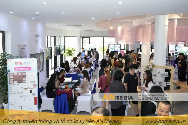 Không khí sôi nổi tại buổi gặp mặt và tư vấn