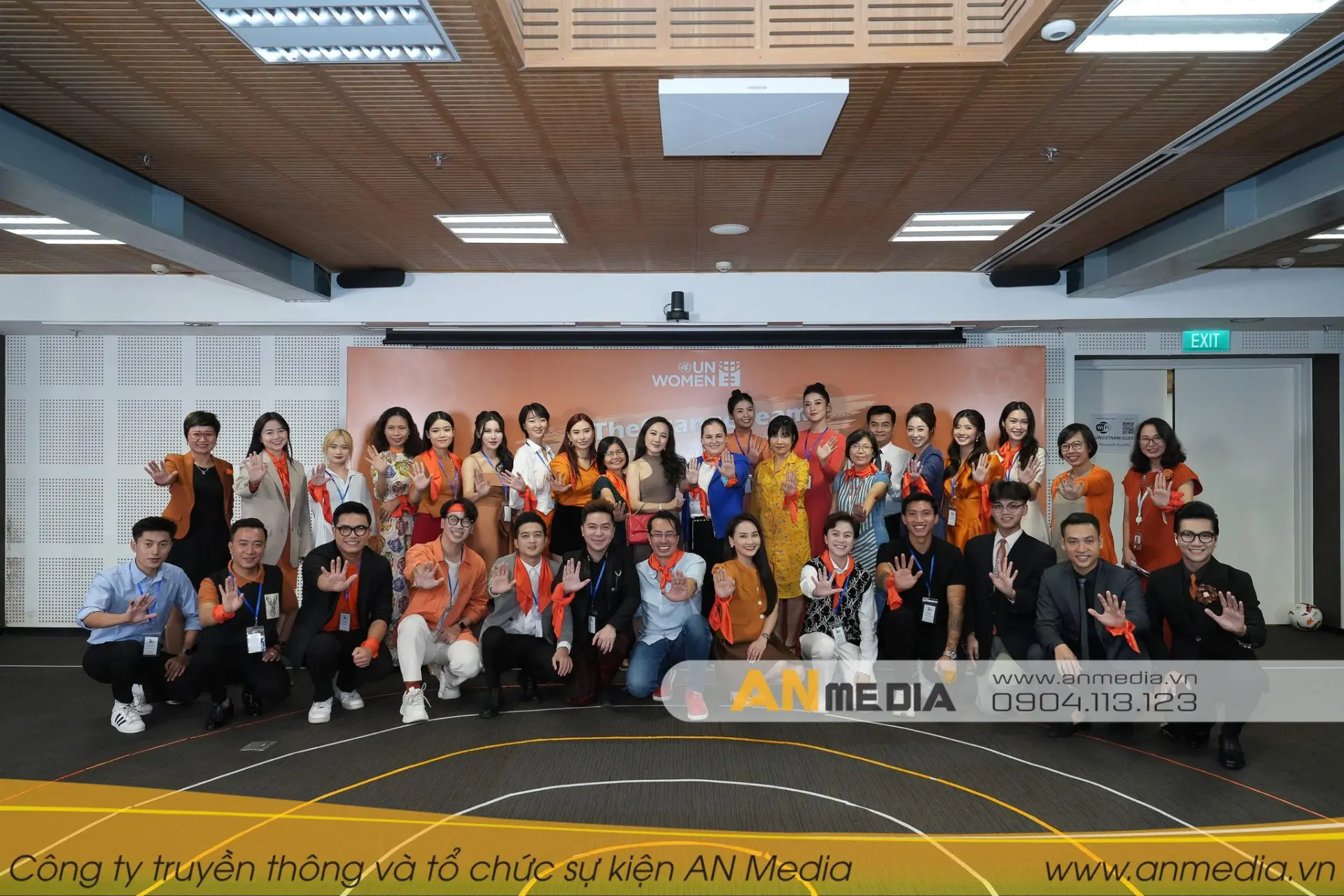 Ban tổ chức và khách mời chụp ảnh kỷ niệm