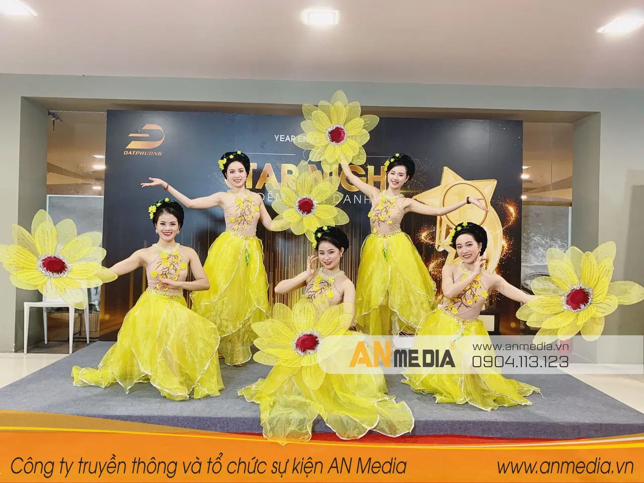 AN Media cung cấp nhóm múa chuyên nghiệp cho tổ chức tiệc tất niên