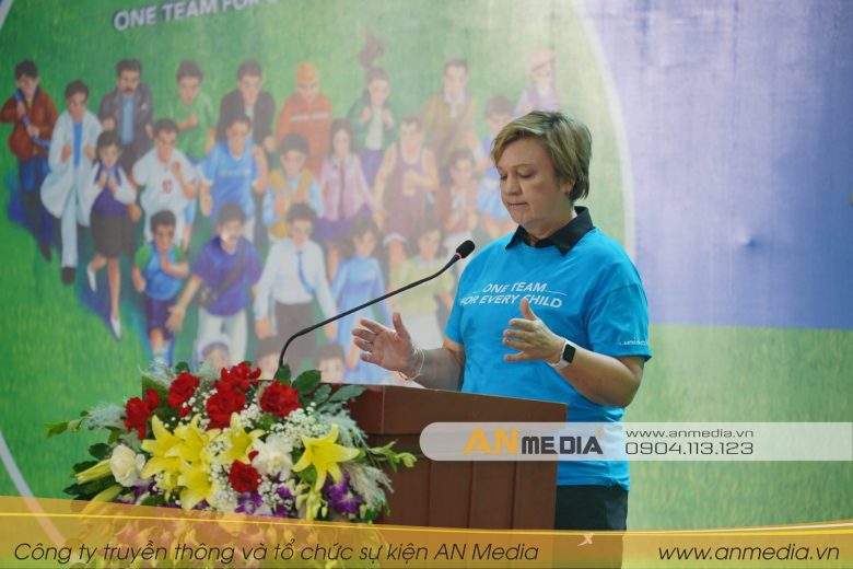Trưởng đại diện UNICEF tại Việt Nam- Bà Rana Flowers phát biểu tại buổi lễ