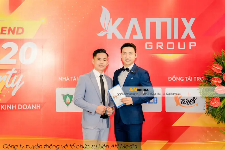 Ca sĩ- Diễn viên Duy Khoa giữ vai trò là MC trong tổ chức tiệc tất niên cuối năm
