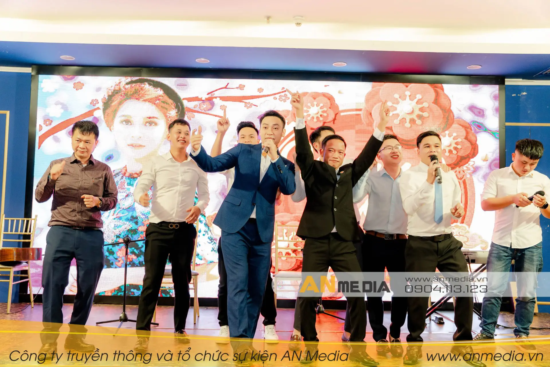 Tổ chức tiệc tất niên cuối năm giúp gắn kết các thành viên trong công ty
