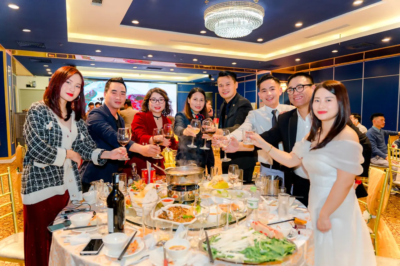 Tổ chức tiệc tất niên giúp gắn kết tinh thần giữa các thành viên