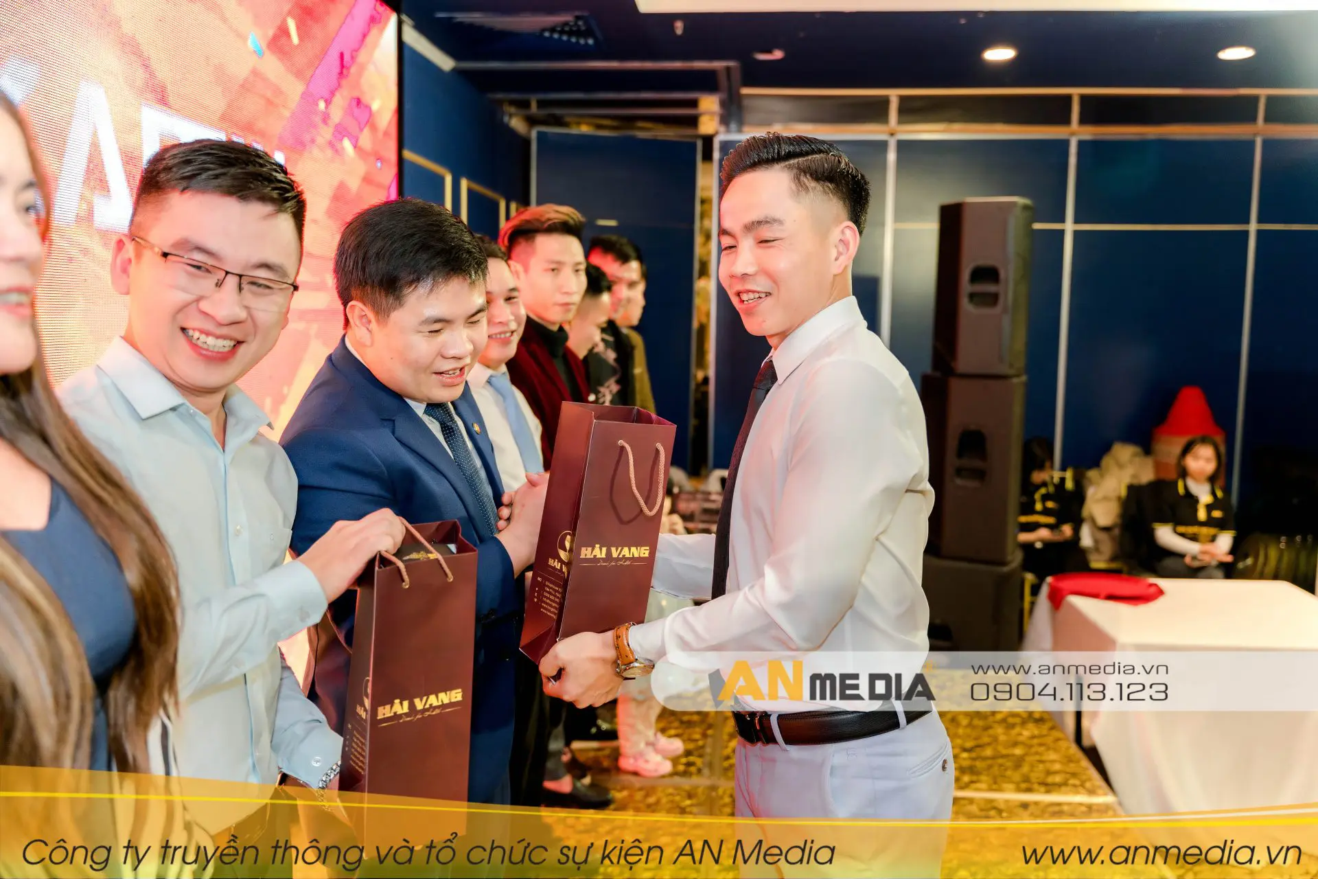 Tổ chức tiệc tất niên là dịp công ty trao tặng những món quà cho nhân viên
