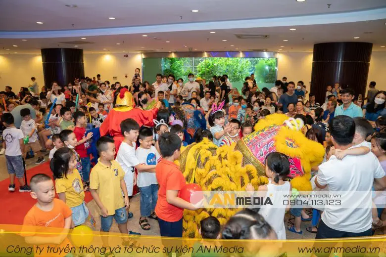 Múa lân cùng các em nhỏ