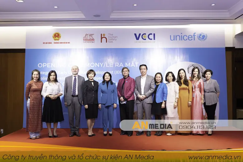 Kịch bản ra mắt sản phẩm mới cùng dự án "Làm cha mẹ trong phát triển toàn diện trẻ thơ"