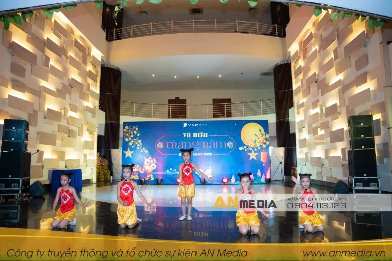 Các em nhỏ biểu diễn