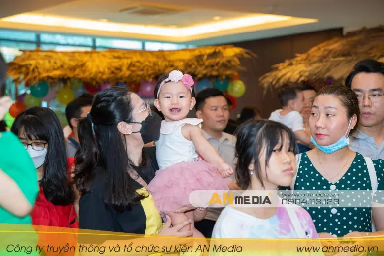 Các bé tươi vui đến tham dự