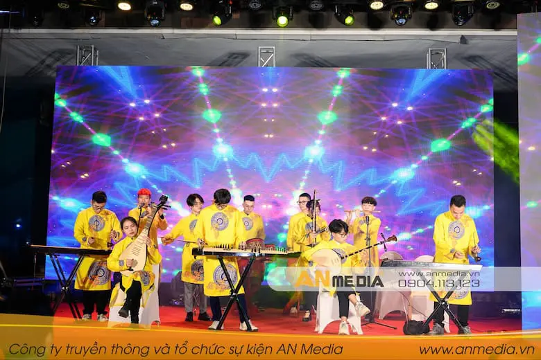 Biểu diễn nhạc cụ truyền thống của các bạn sinh viên đến từ trường Đại học FPT