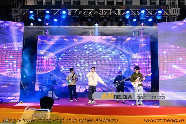 Tiết mục sôi động từ ban nhạc sinh viên đến từ trường Đại học FPT