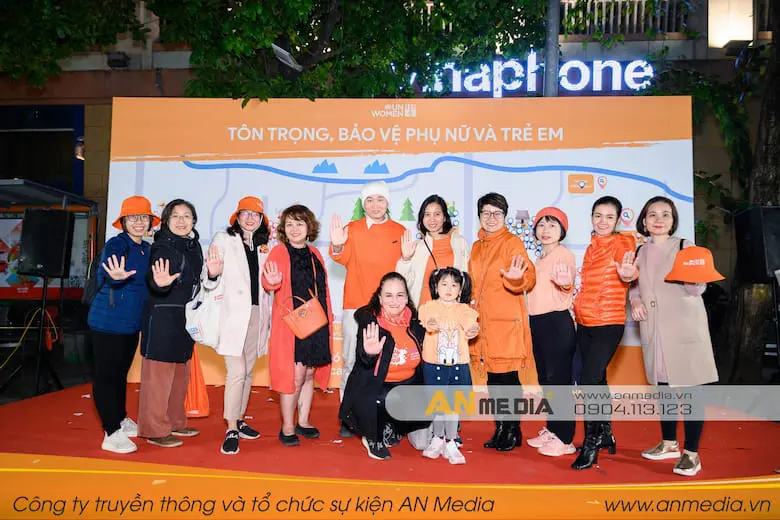 Thành viên UN Women chụp ảnh cùng KOLs tại sự kiện