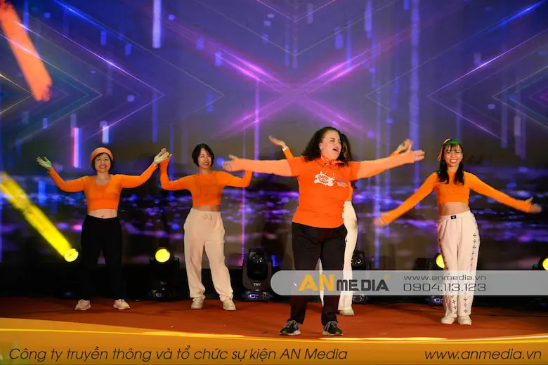 Phần trình diễn sôi động từ bà Elisa Fernandez Saenz - Trưởng đại diện UN Women tại Việt Nam cùng các thành viên Liên Hợp Quốc