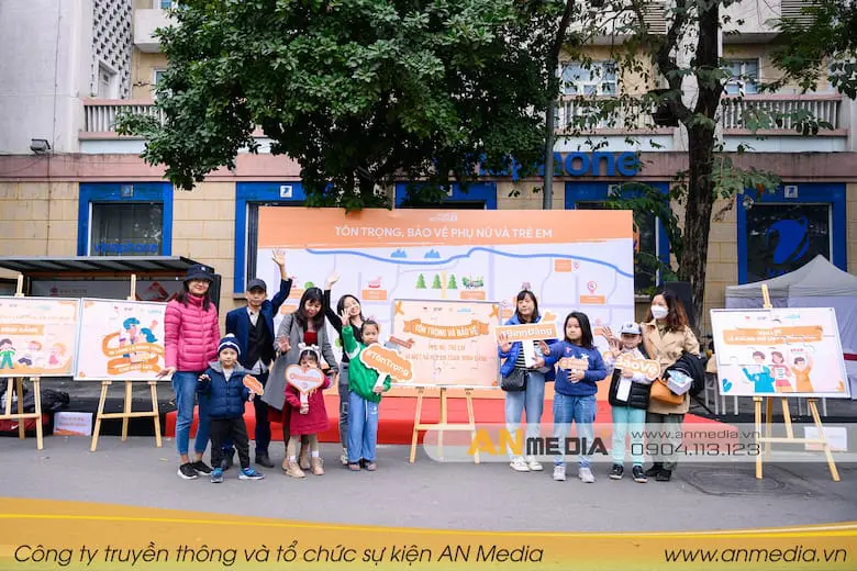 Hai đội chơi game tại chương trình