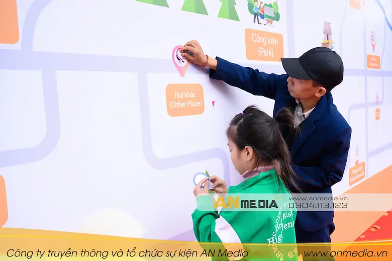 Bố và con gái cùng tham gia sự kiện