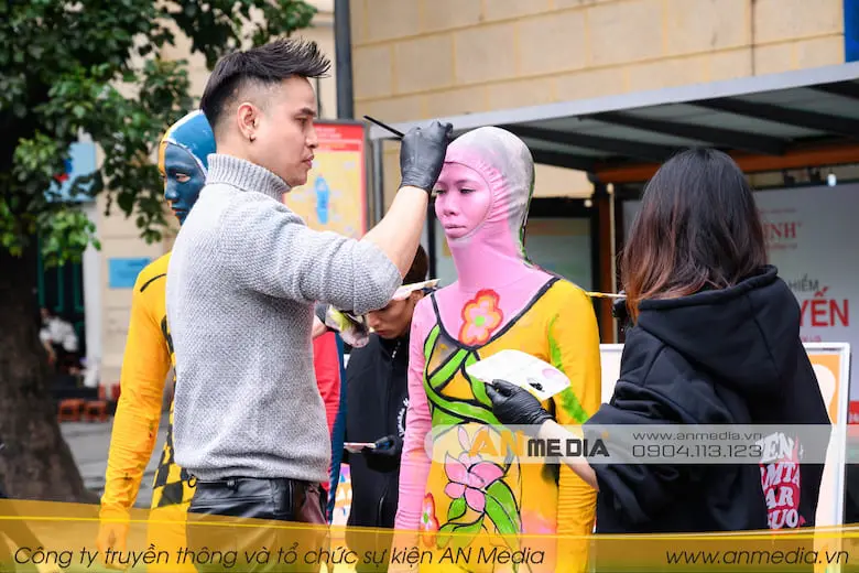 Hoạ sĩ Bình Pro biểu diễn nghệ thuật "Vẽ nhân tượng- Body Painting"