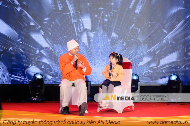 Vlogger AlexD Music Insight và con gái