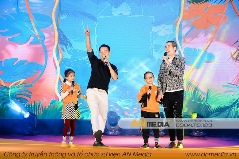 Ca sĩ Duy Khoa- Linh Phạm cùng các con
