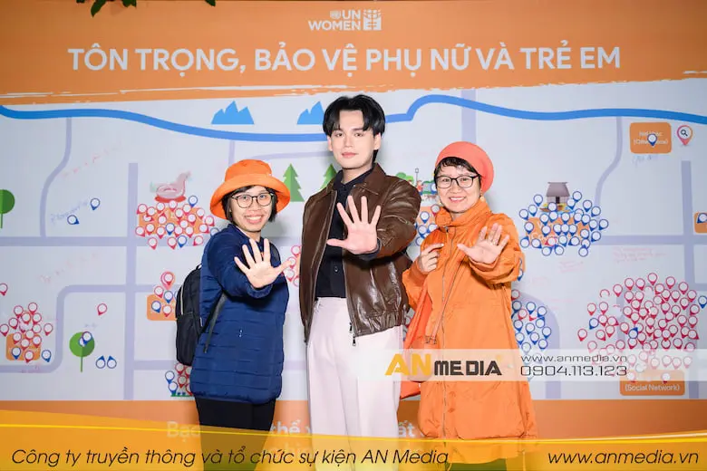 Thành viên UN Women chụp ảnh cùng KOLs tại sự kiện