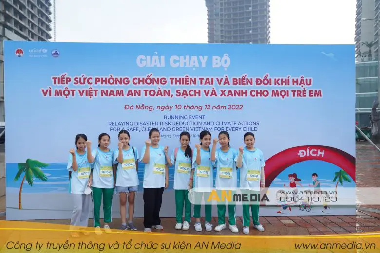 Các em thiếu nhi checkin trước sự kiện