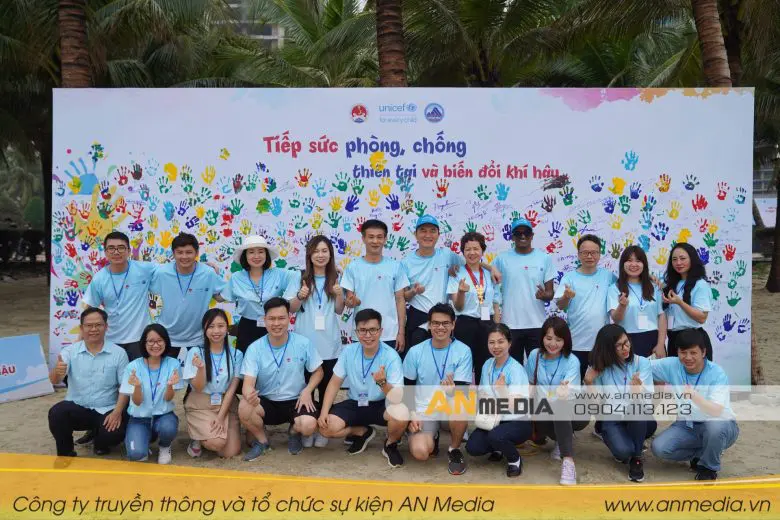 Vận động viên cùng nhau in những dấu tay tiếp sức phòng chống thiên tai và biến đổi khí hậu