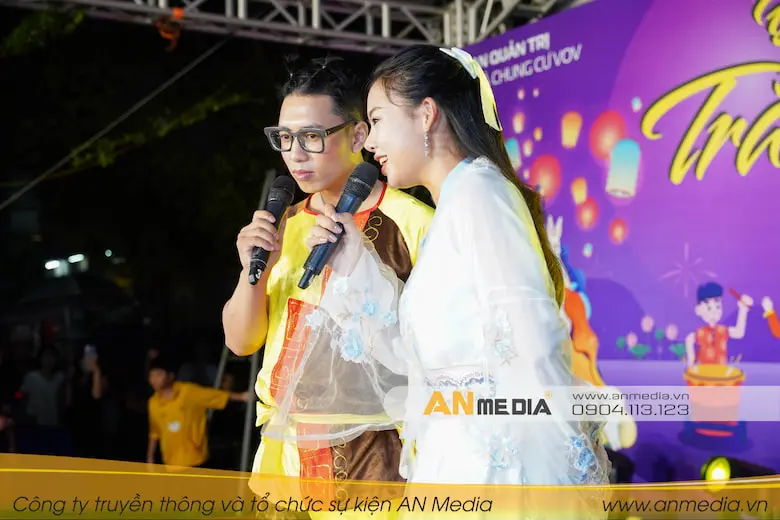 Chú Cuôi và chị Hằng trong đêm trung thu