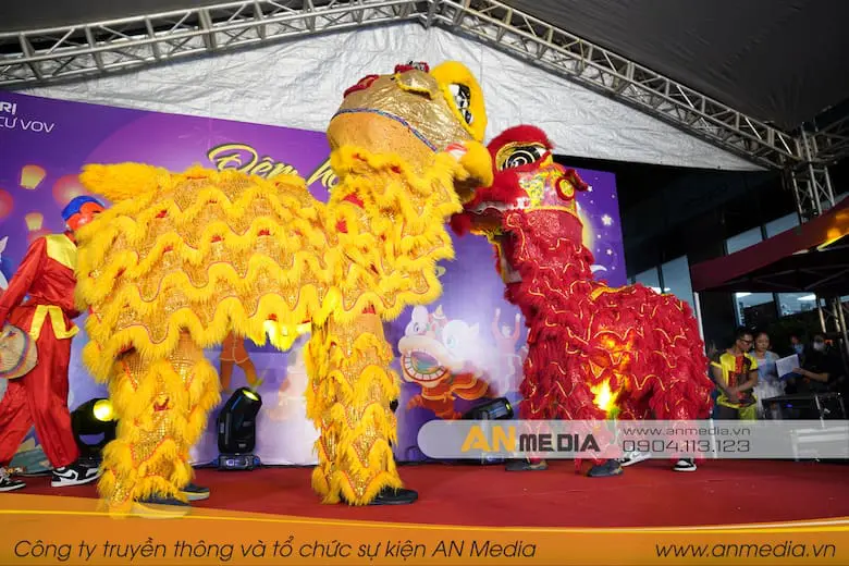 Múa Lân khai mạc sôi động