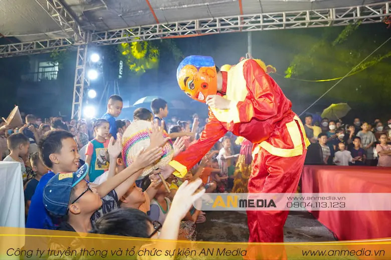 Chú Tễu giao lưu cùng các em nhỏ