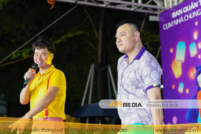 Nghệ sĩ Xuân Bắc và Tự Long biểu diễn tại chương trình