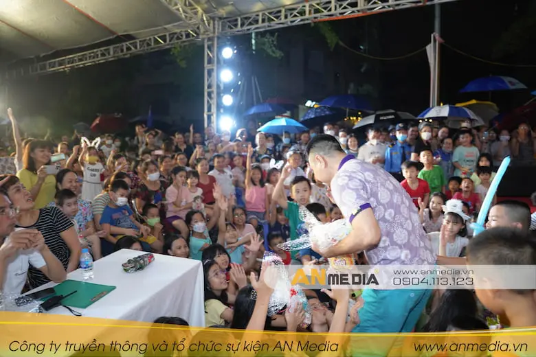 Nghệ sĩ Tự Long tặng quà các em nhỏ vui đêm trung thu