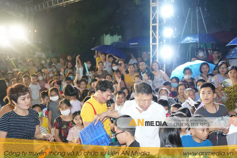 Nghệ sĩ Xuân Bắc tặng quà các em nhỏ vui đêm trông trăng