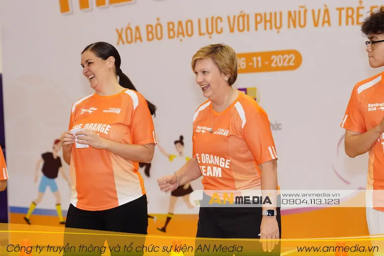 Bà Rana Flowers- Trưởng đại diện UNICEF (bên phải)