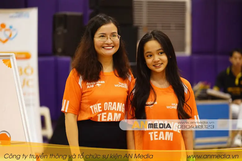 Diễn viên nhí Chu Diệp Anh và thành viên UNWOMEN tham gia trò chơi tiếp sức tại chương trình