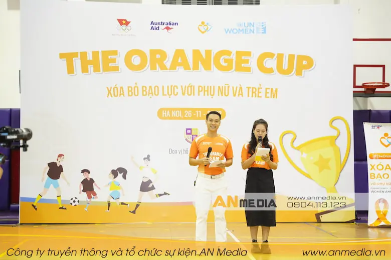 Ca sĩ- Diễn viên Duy Khoa với vai trò là MC cùng bạn dẫn MC Ngọc Phương tại sự kiện