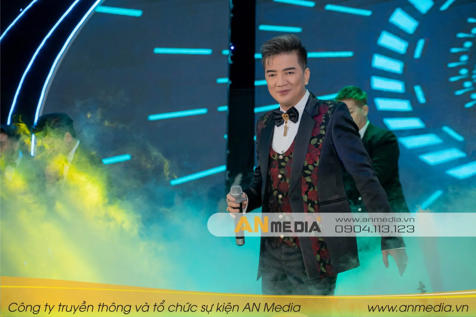 Góp vui cho bữa tiệc sinh nhật “Tháng 5 rực rỡ” còn có ca sĩ Đàm Vĩnh Hưng