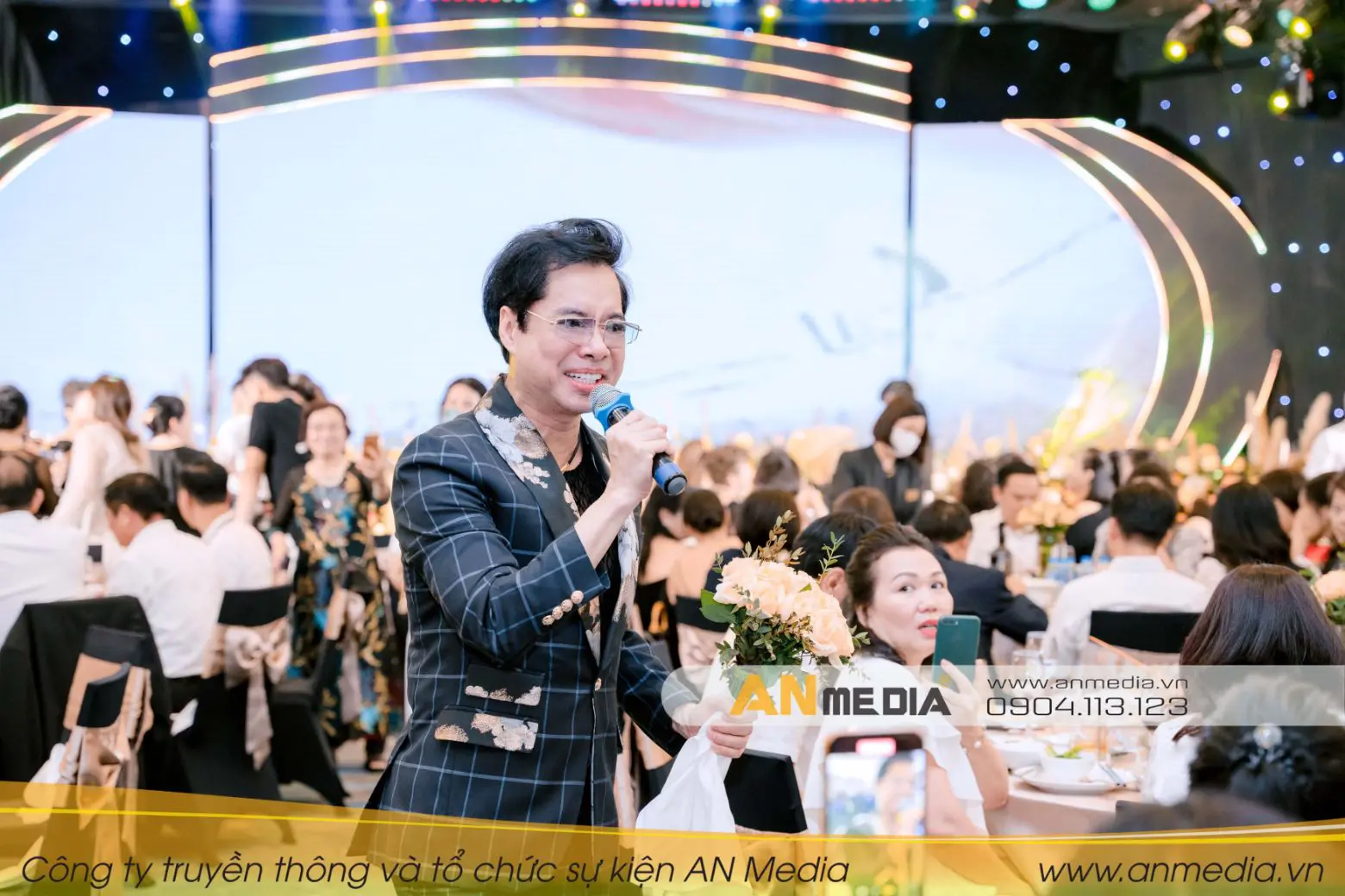 Khách mời bữa tiệc sinh nhật “Tháng 5 rực rỡ”, Ca sĩ Ngọc Sơn