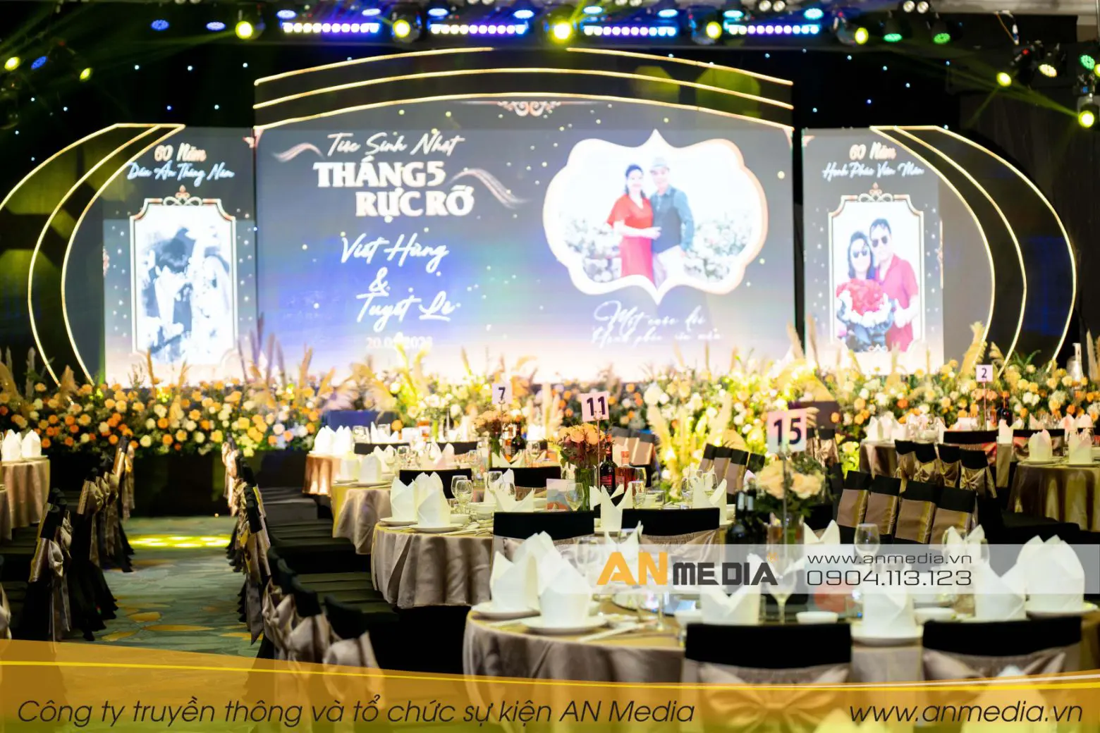 Không gian bữa tiệc được trang trí với gam màu trầm, vô cùng sang trọng