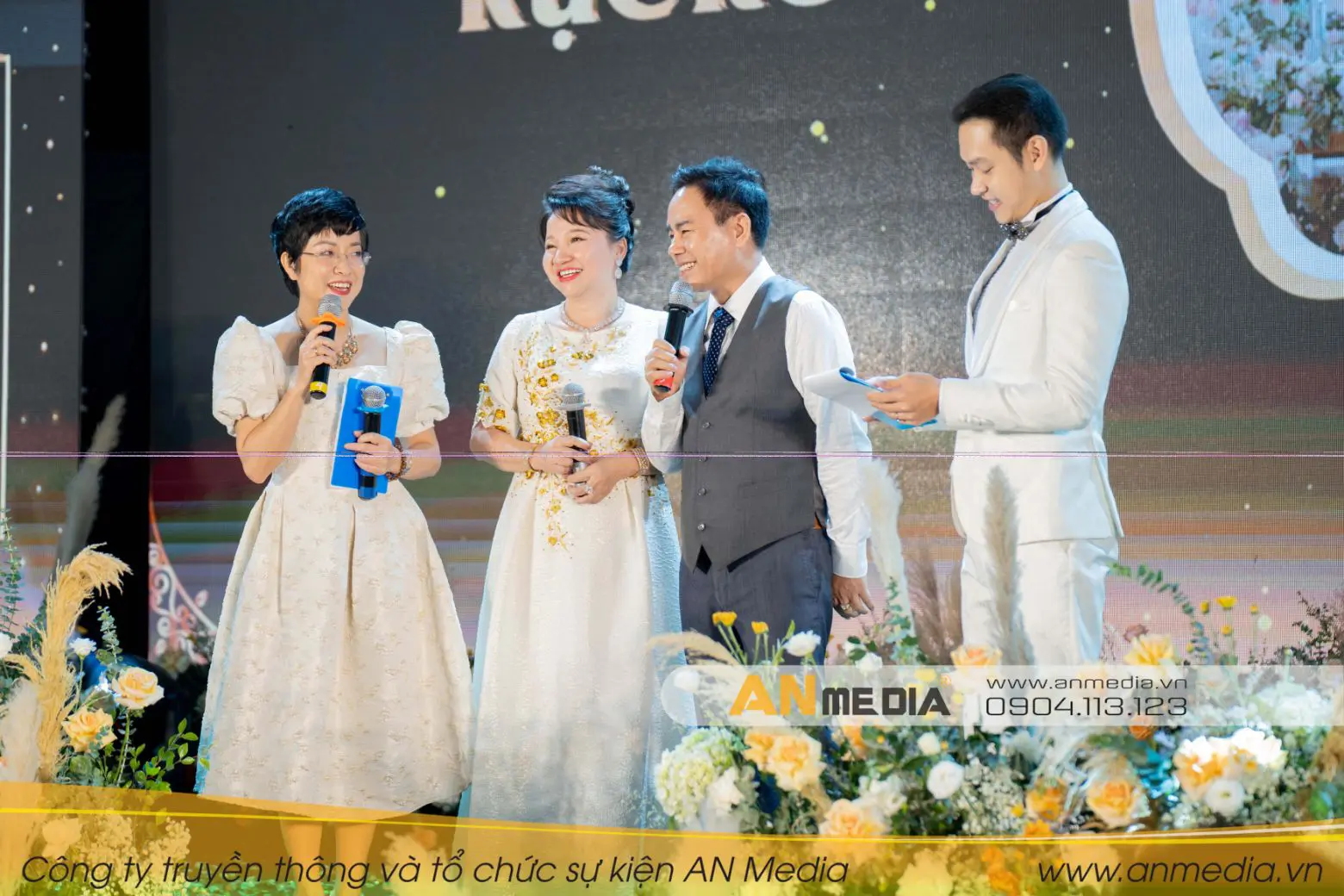 Vợ chồng chú Nguyễn Viết Hùng và cô Lê Ánh Tuyết cùng giây phút giao lưu đầy vui vẻ