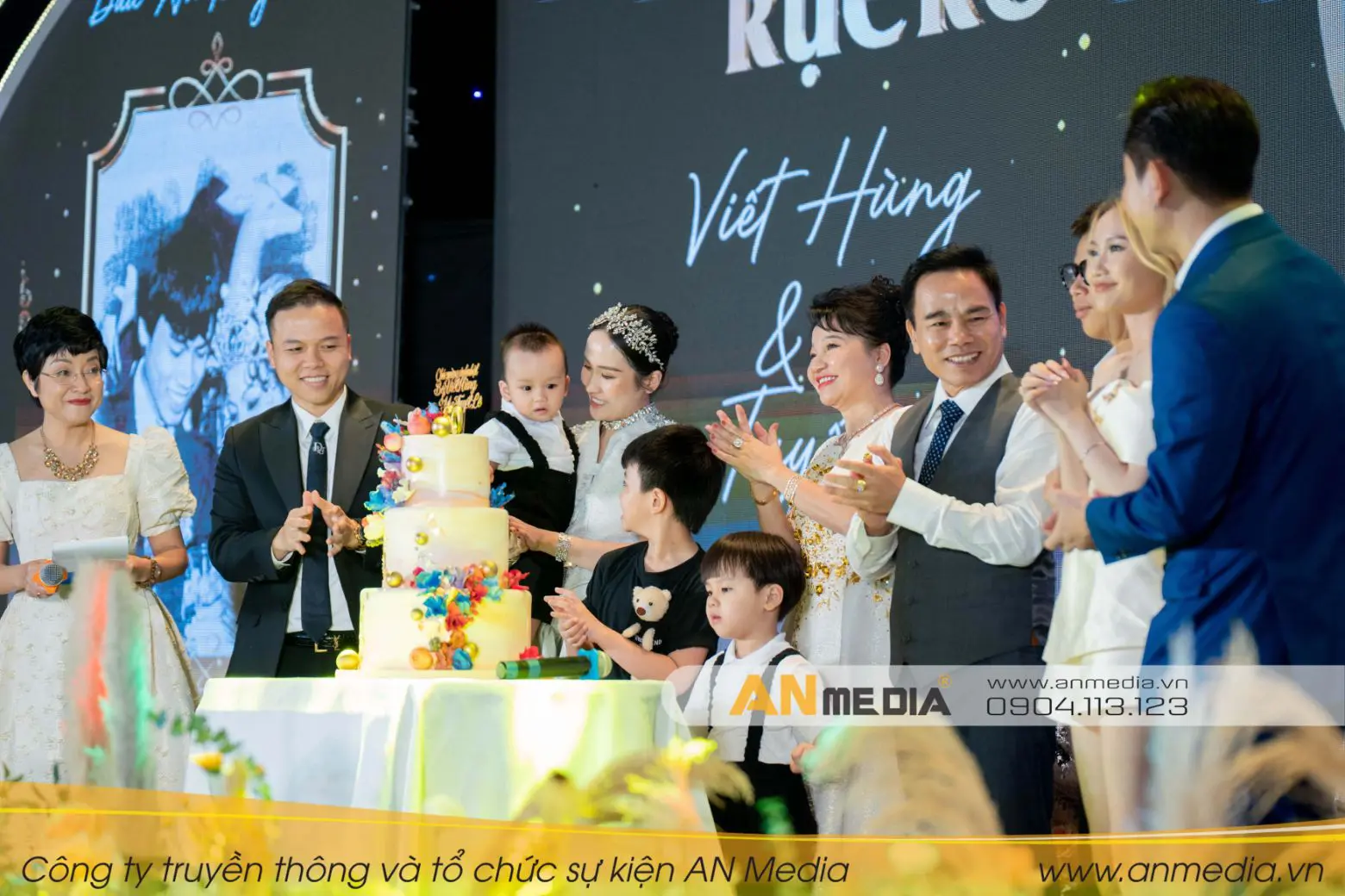 Khoảnh khắc quây quần của vợ chồng chú Nguyễn Viết Hùng và cô Lê Ánh Tuyết cùng gia đình nhỏ của 2 con trai