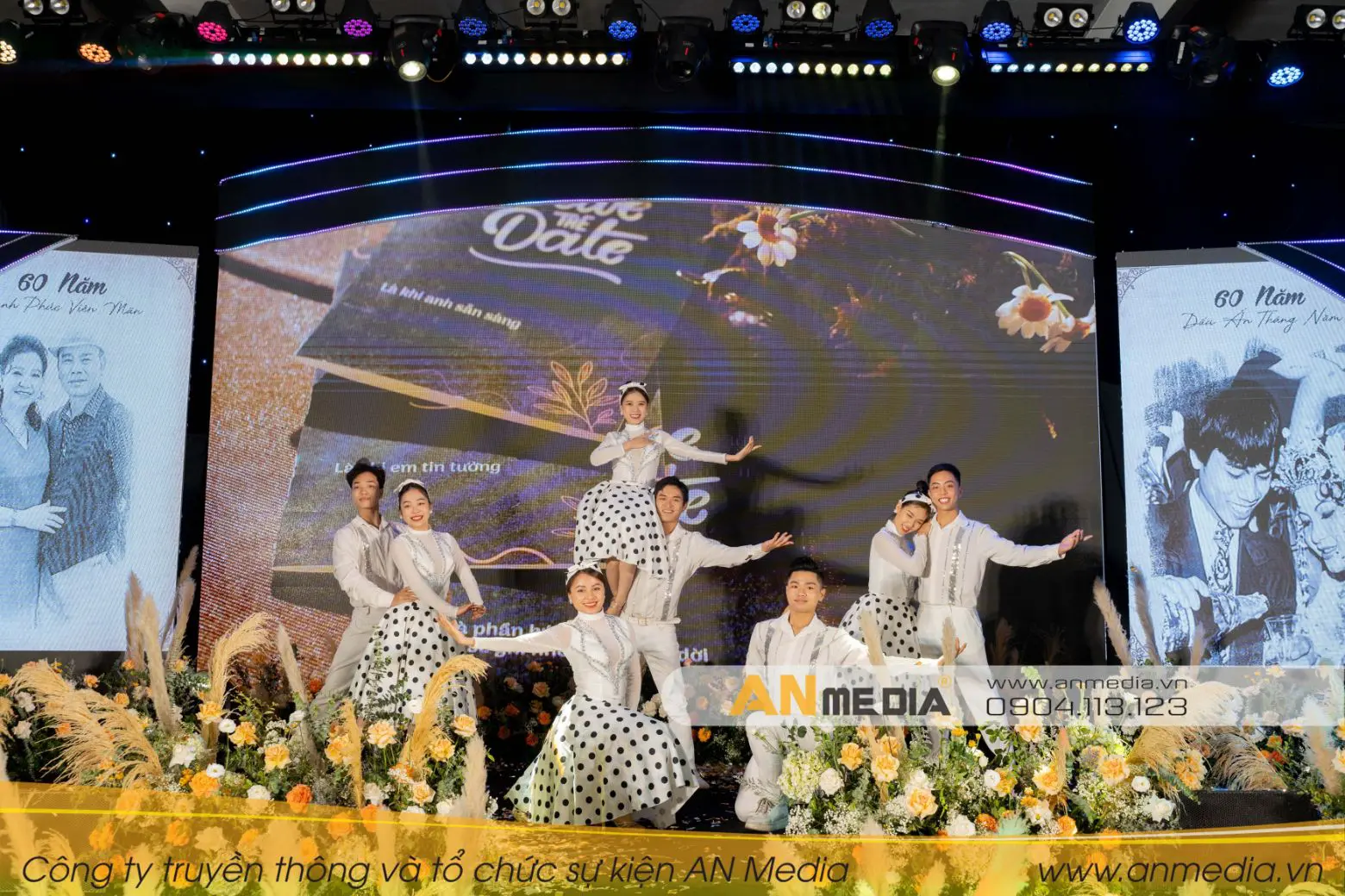 Biểu diễn trong chương trình còn có nhóm múa đầy chuyên nghiệp của AN Media