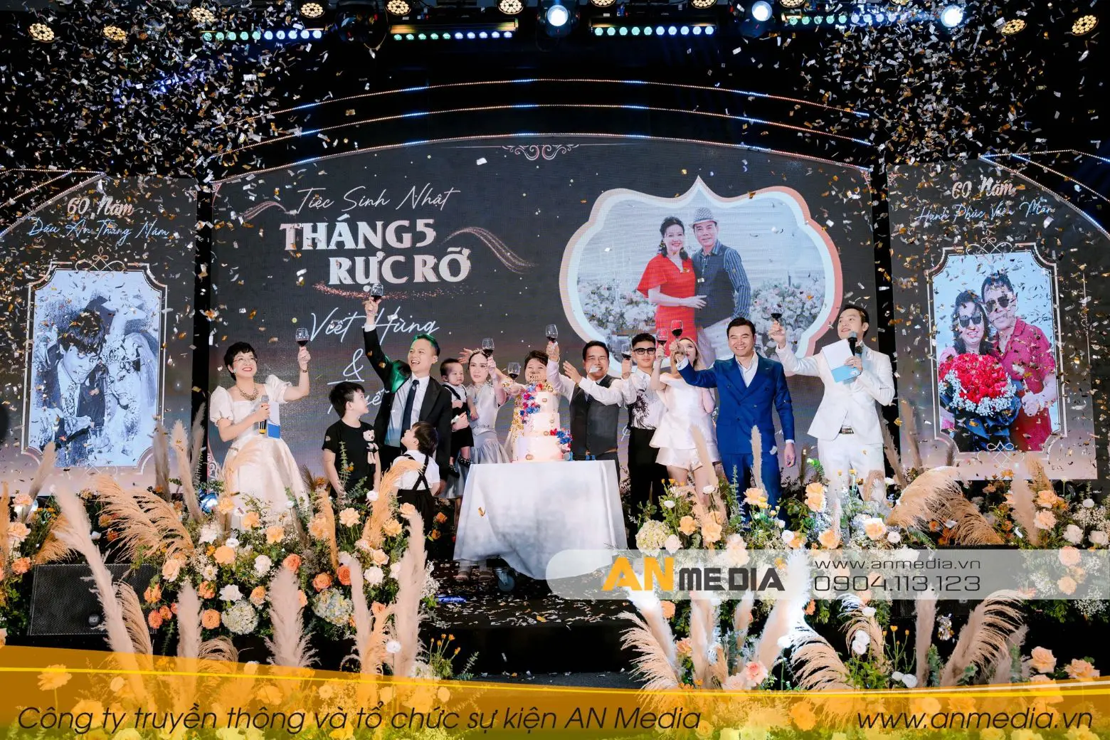 Các thành viên trong gia đình và khách mời cùng nhau nâng ly chúc mừng ngày vui đặc biệt