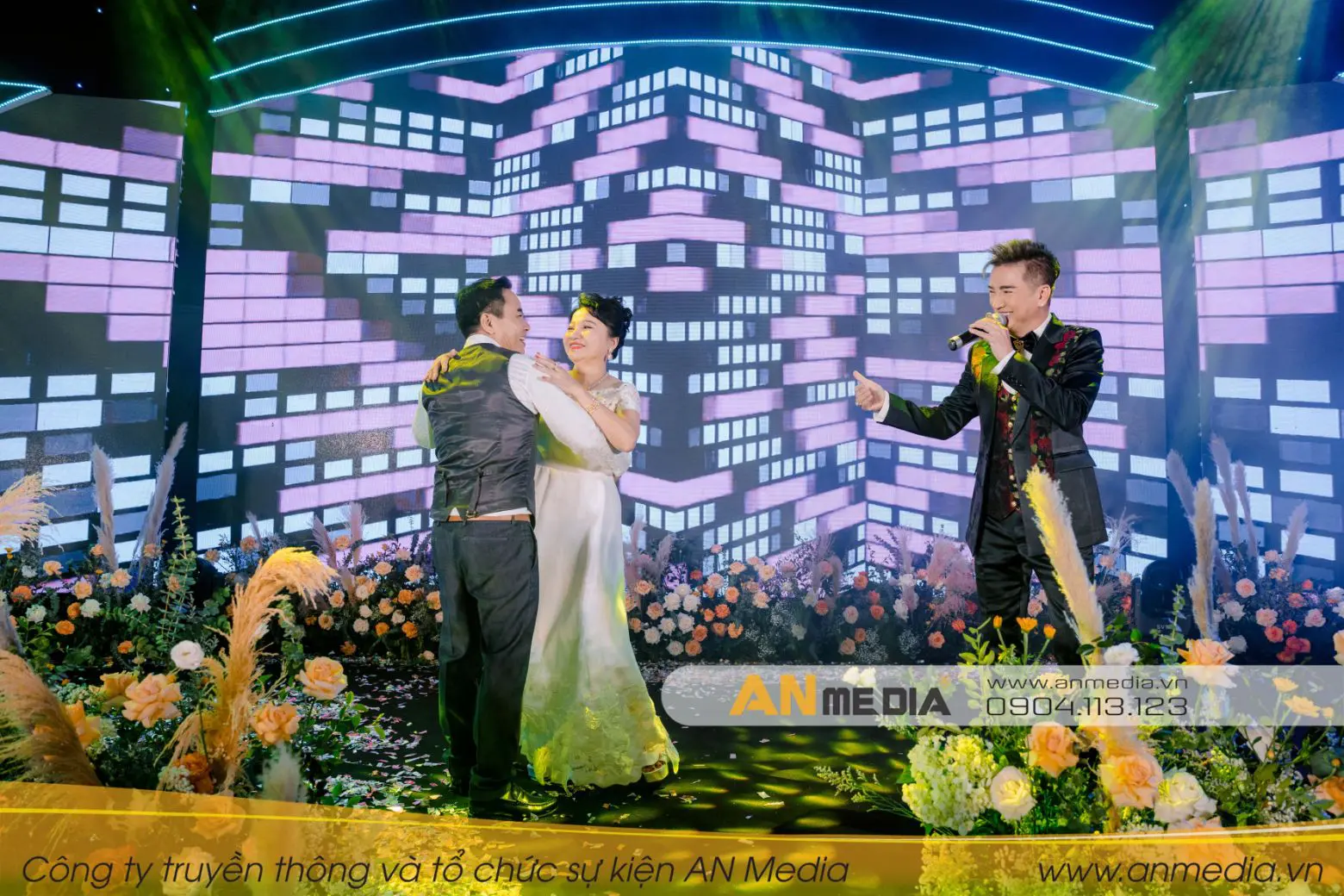 Màn tương tác, giao lưu không thể tuyệt vời hơn của ca sĩ Đàm Vĩnh Hưng cùng vợ chồng chú Nguyễn Viết Hùng và cô Lê Ánh Tuyết